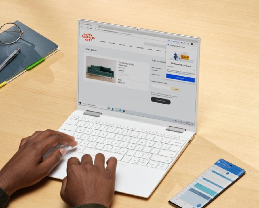 Pessoa acessando sistema da Gênesis em notebook