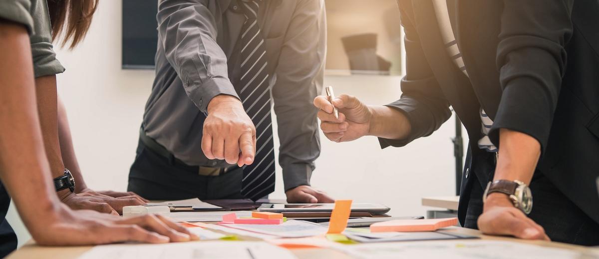 Equipe analisando implantação de sistema